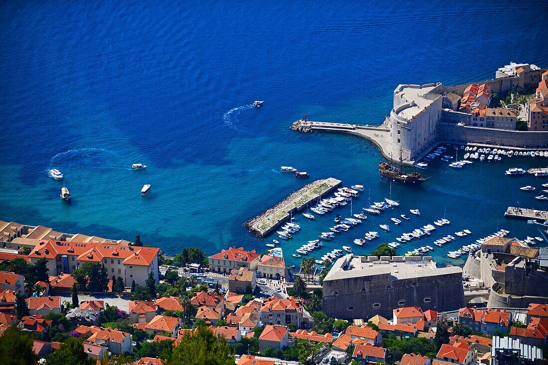 Blick auf den alten Hafen von Dubrovnik von oben, Kroatien