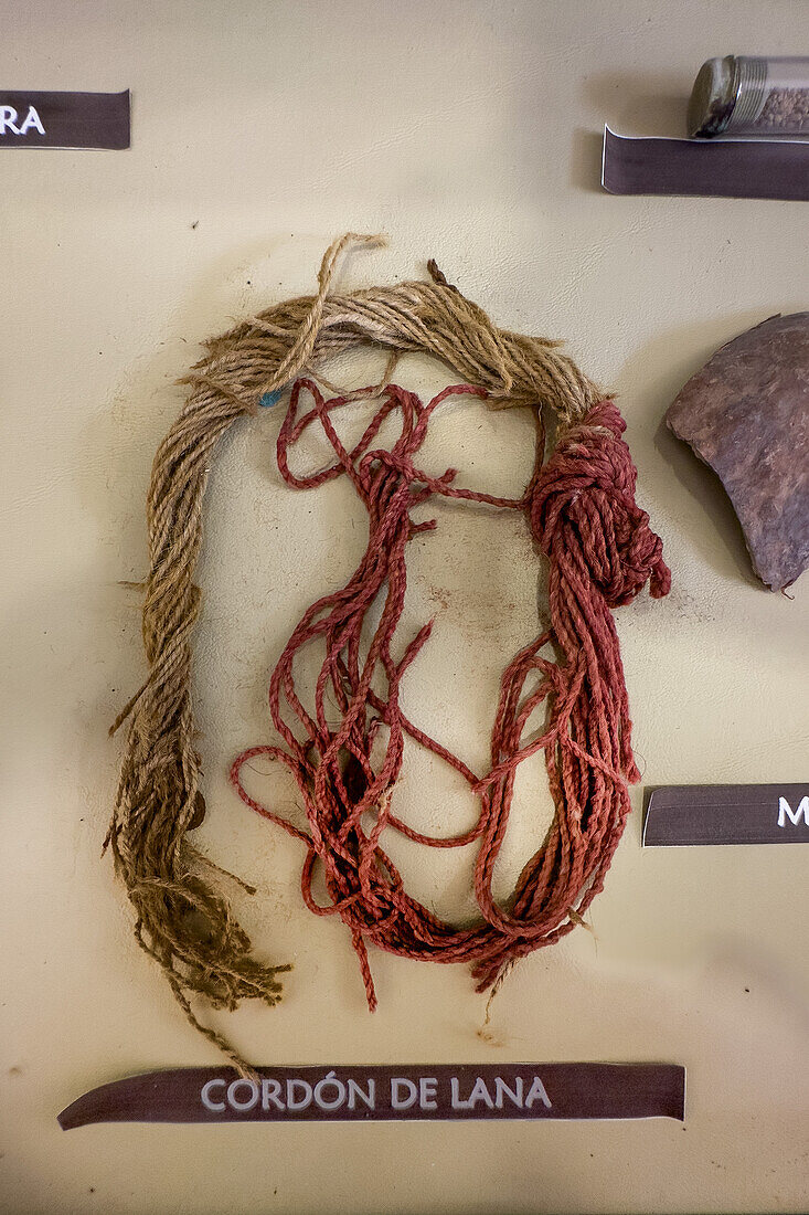 Ein Seil aus Lamawolle im Archäologischen Museum Calingasta in Calingasta, San Juan, Argentinien.