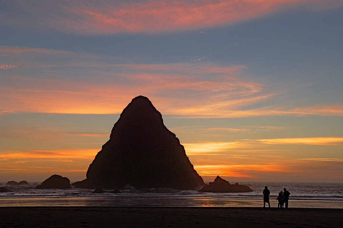 Steilküste und Sonnenuntergang am Whaleshead Beach, Samuel H. Boardman State Scenic Corridor, Südküste von Oregon.