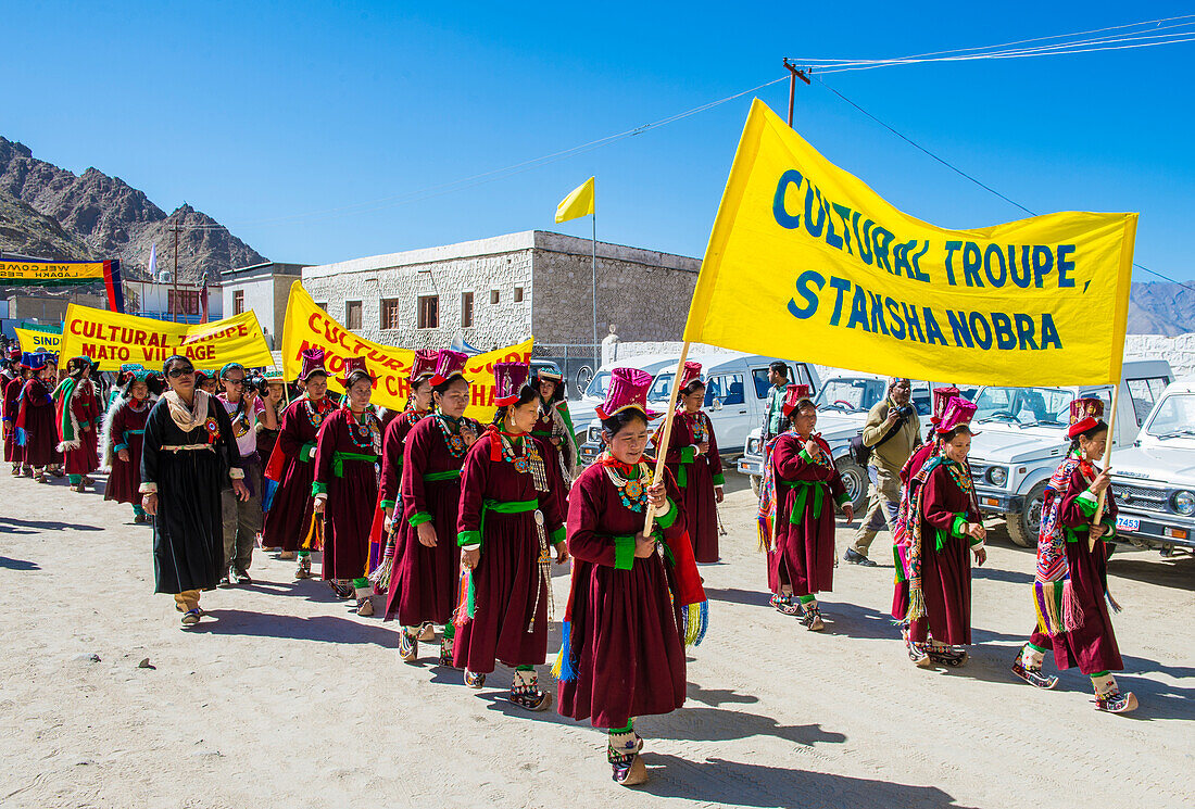 Ladakh-Leute mit traditionellen Kostümen nehmen am Ladakh-Festival in Leh, Indien, teil