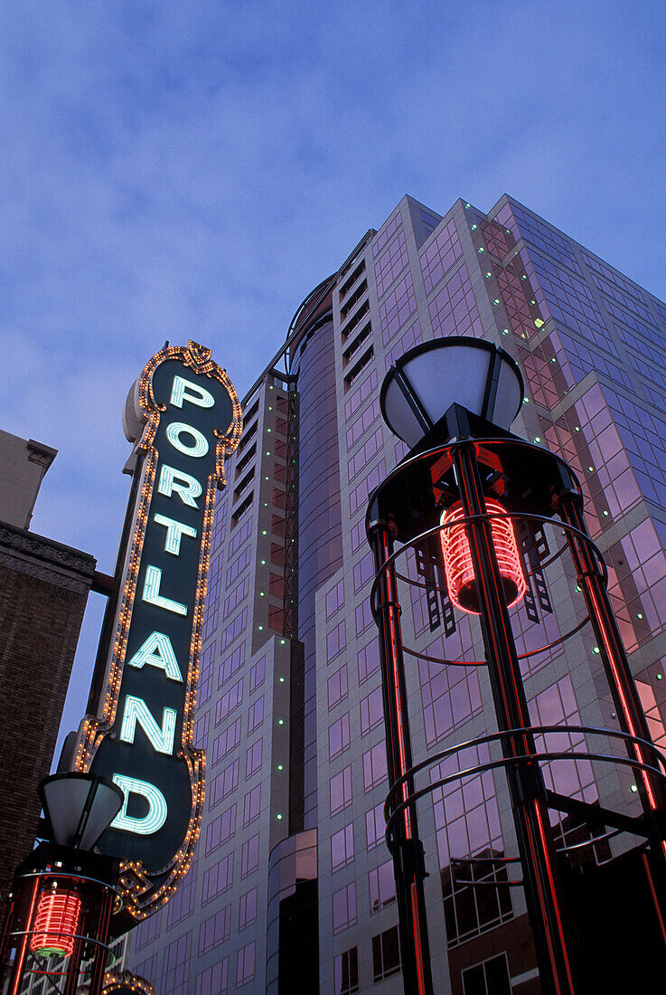 Portland Theater Zeichen und das Broadway-Gebäude, Innenstadt von Portland, Oregon.