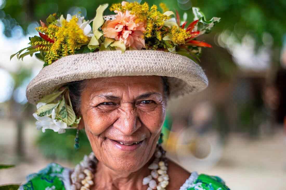 Porträt einer alten Frau in Huahine, Gesellschaftsinseln, Französisch-Polynesien, Südpazifik.