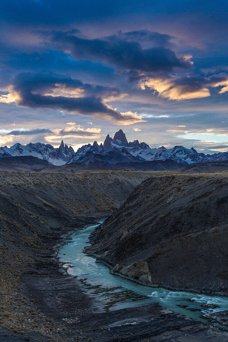 Das Fitz-Roy-Massiv bei Sonnenuntergang, mit Blick auf die Schlucht des Rio de las Vueltas im Nationalpark Los Glaciares in der Nähe von El Chalten, Argentinien. Eine UNESCO-Welterbestätte in der Region Patagonien in Südamerika.