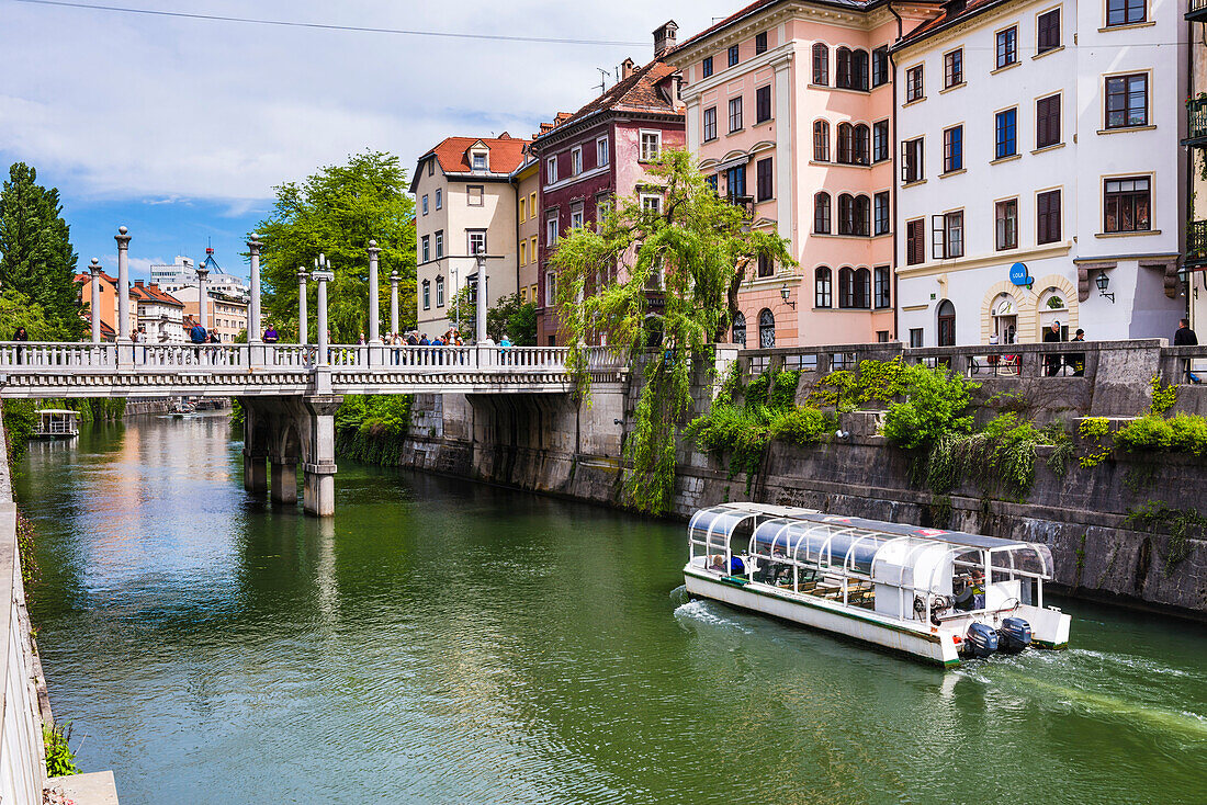 Bootsfahrt auf dem Fluss Ljubljanica vor der Unterquerung der Schusterbrücke, Altstadt von Ljubljana, Slowenien, Europa