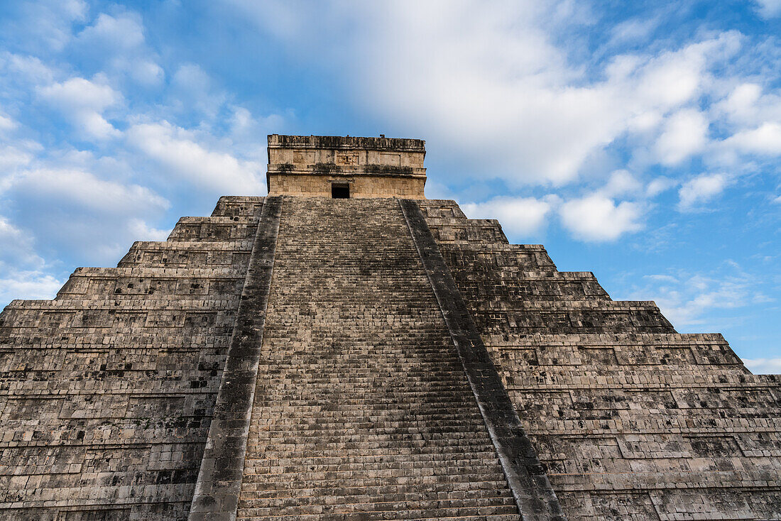 El Castillo oder der Tempel des Kukulkan ist die größte Pyramide in den Ruinen der großen Maya-Stadt Chichen Itza, Yucatan, Mexiko. Die prähispanische Stadt Chichen-Itza gehört zum UNESCO-Weltkulturerbe.