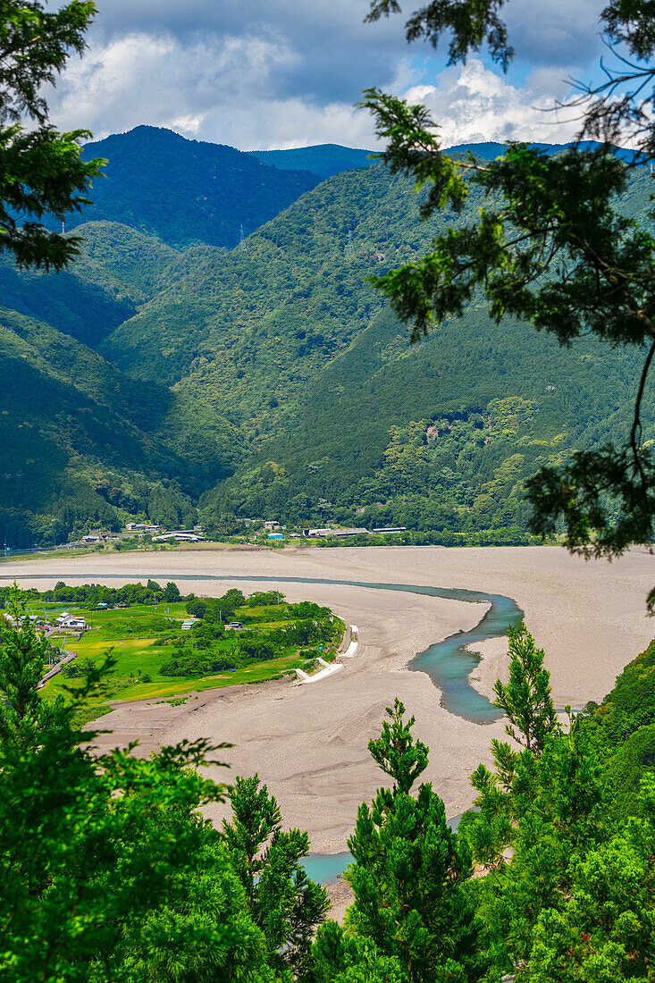 Kumano Kodo Pilgerweg. Oyunohara, Sandbank am Zusammenfluss der Flüsse Kumano und Otonashi. Nakahechi. Präfektur Wakayama. UNESCO.Japan
