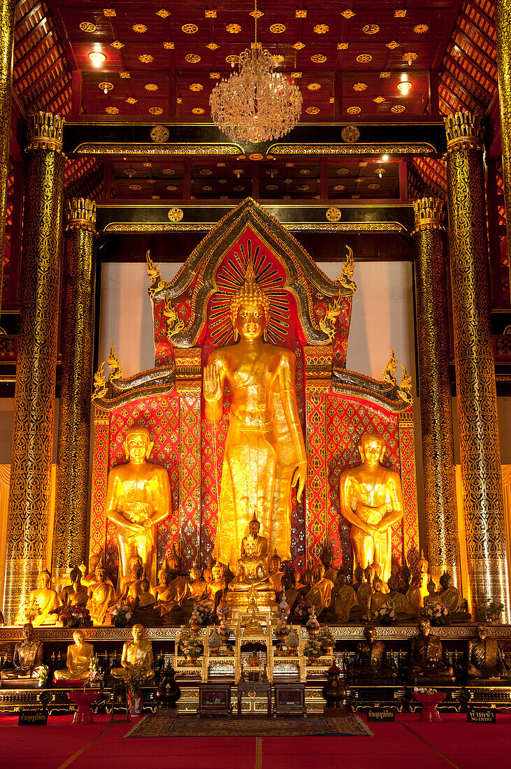 Buddha-Statuen im buddhistischen Tempel Wat Chedi Luang Wora Wihan in Chiang Mai, Thailand.