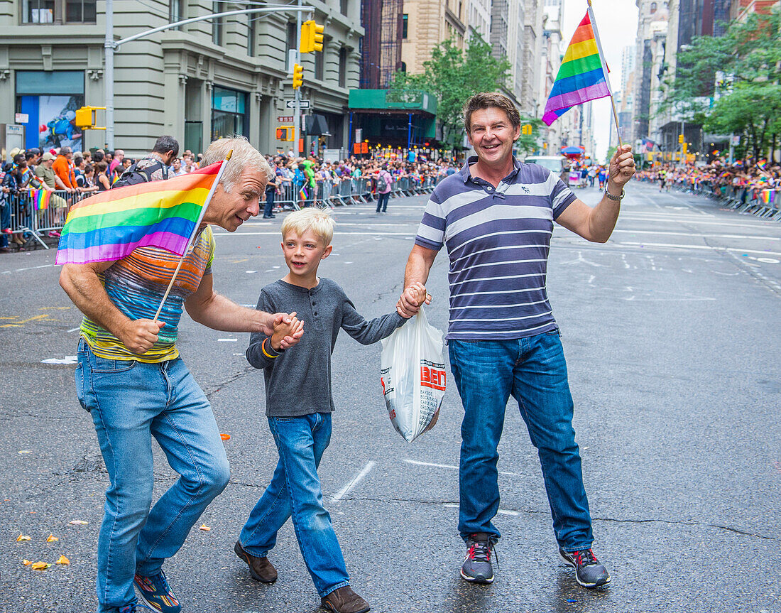 Teilnehmer marschieren auf der Gay Pride Parade in New York City. Die Parade findet zwei Tage nach der Entscheidung des Obersten Gerichtshofs der USA statt, die Homo-Ehe in den USA zuzulassen.