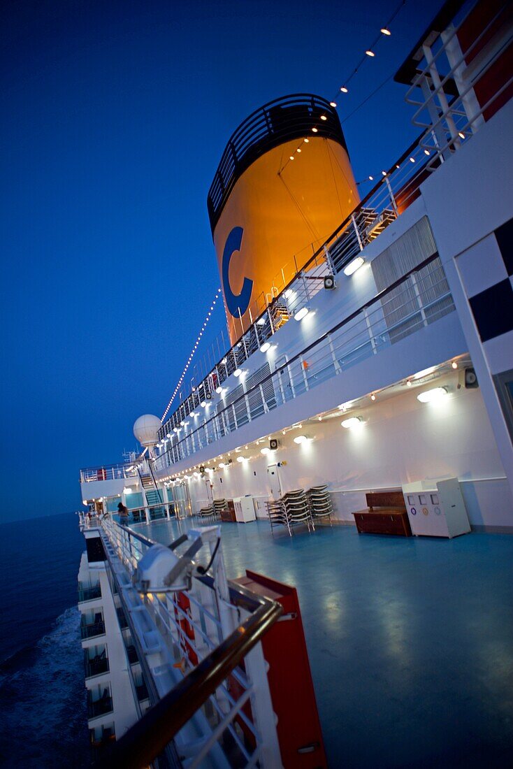 Kreuzfahrtschiff bei Sonnenuntergang im Mittelmeer