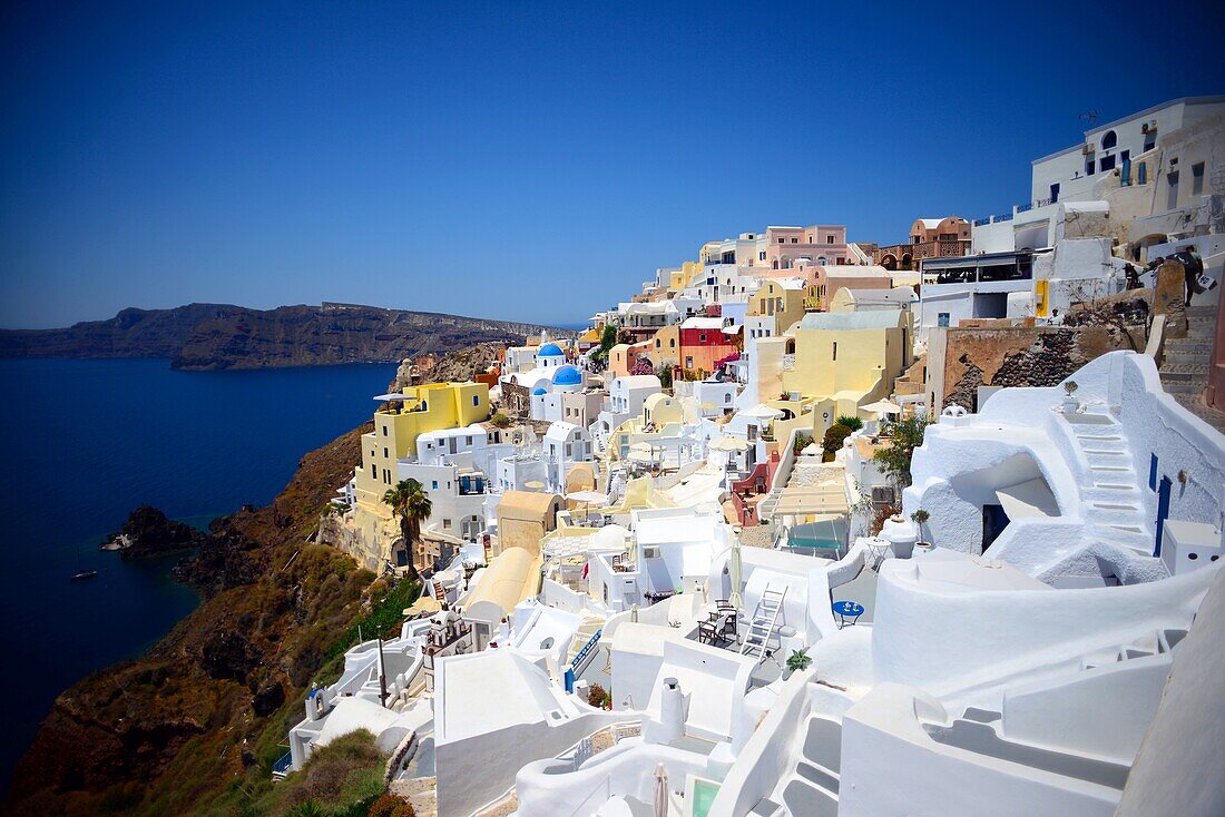 Gebäude am Hang in Oia, Santorin, Griechische Inseln, Griechenland