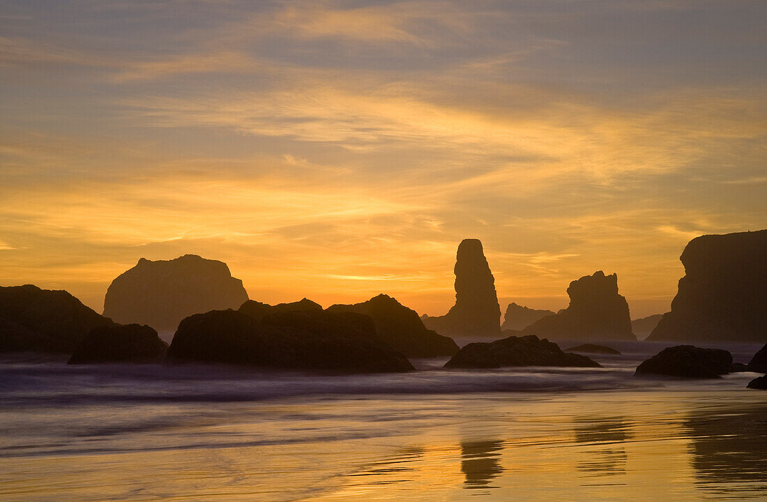 Face Rock bei Sonnenuntergang, Bandon Beach, Südküste von Oregon.