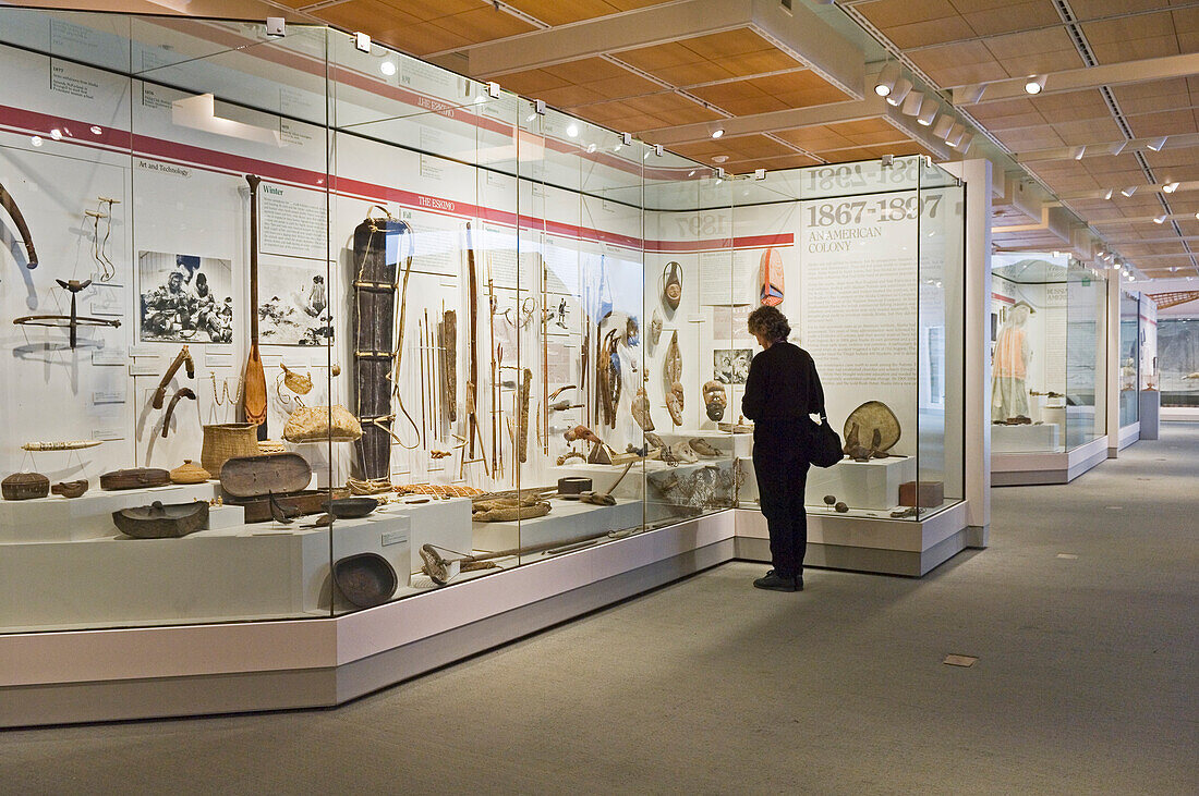 Anchorage Museum of Art & History: Besucherin in der Eskimo-Ausstellung; Anchorage, Alaska.