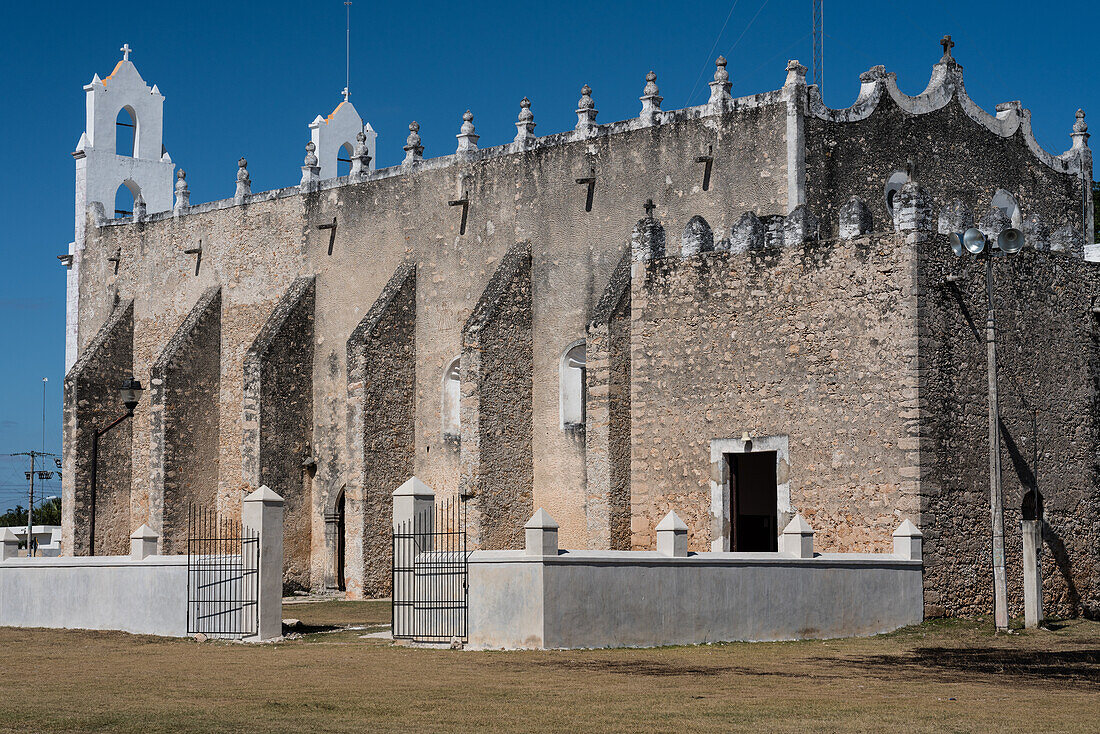 Die steinerne Kolonialkirche San Bartolome Apostol in Nolo, Yucatan, Mexiko, wurde unter der Leitung von Franziskanermönchen errichtet.