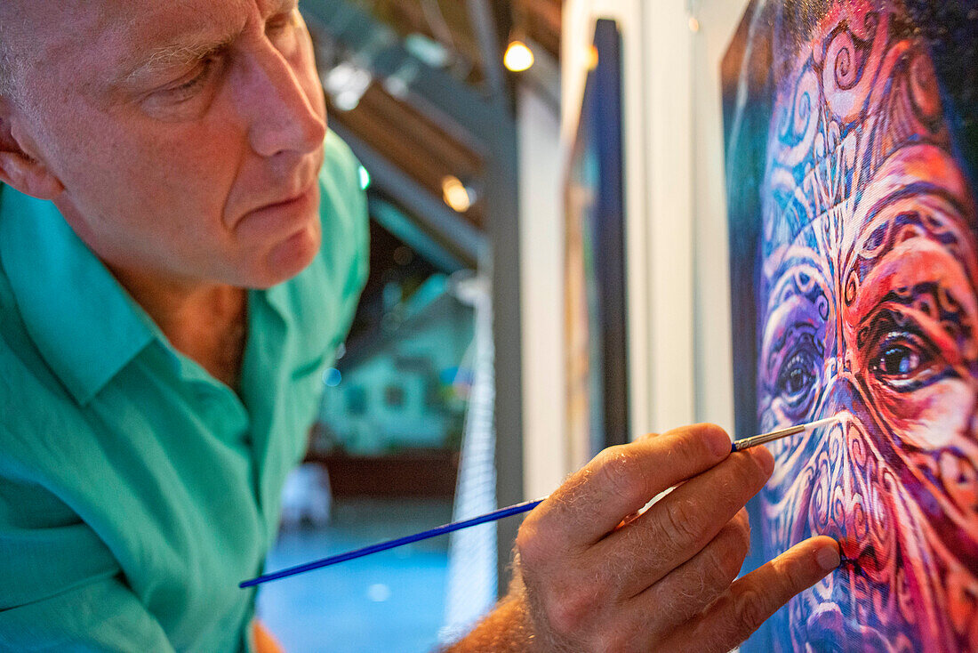 The portrait painter Stephen Bennett doing a polynesian painting in Meridien Hotel on the island of Tahiti, French Polynesia, Tahiti Nui, Society Islands, French Polynesia, South Pacific.