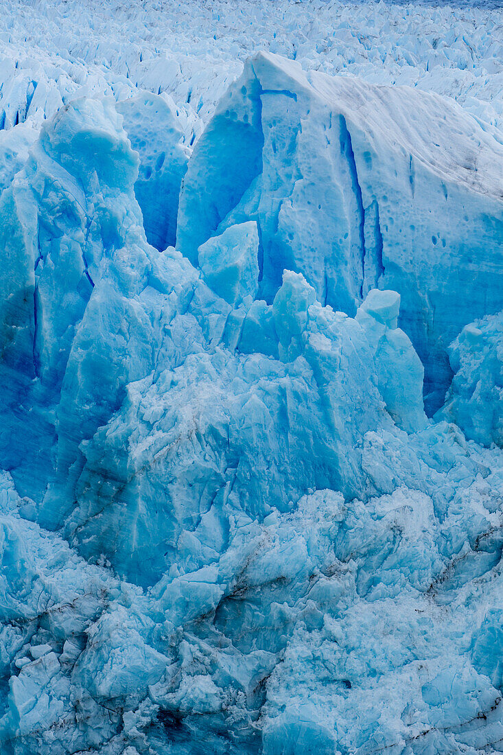 Detailaufnahmen des Perito-Moreno-Gletschers im Nationalpark Los Glaciares in der Region Patagonien in Argentinien, an der Südspitze Südamerikas. Eine UNESCO-Welterbestätte in Patagonien.