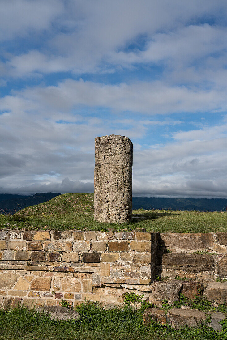 Eine geschnitzte Säule aus dem Tempel der zwei Säulen auf der Nordplattform der präkolumbianischen zapotekischen Ruinen von Monte Alban in Oaxaca, Mexiko. Eine UNESCO-Welterbestätte.