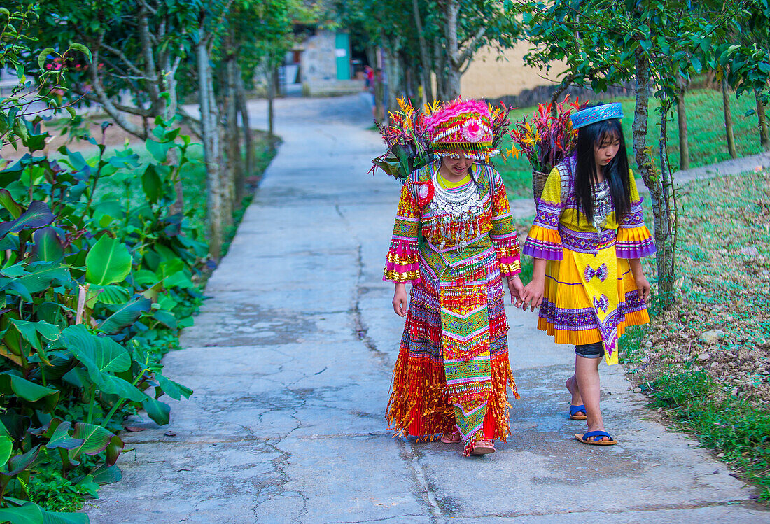 Mädchen aus der Hmong-Minderheit in einem Dorf bei Dong Van in Vietnam