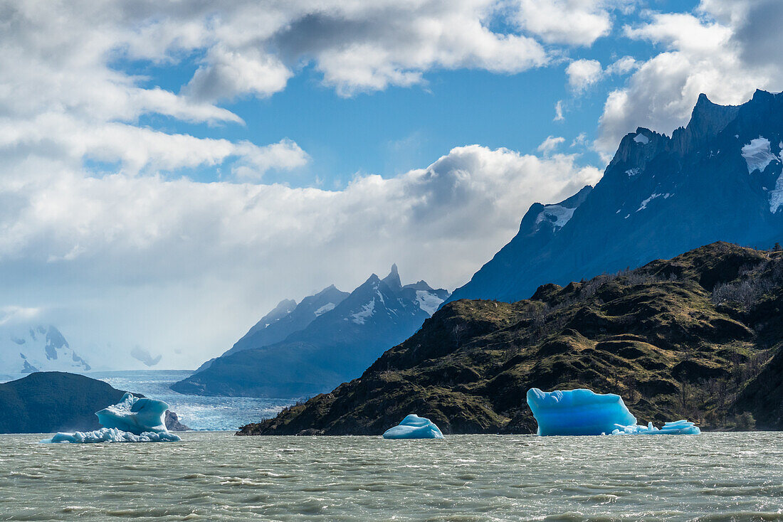 Der Grey-Gletscher und der Lago Grey im Nationalpark Torres del Paine, einem UNESCO-Biosphärenreservat in Chile in der Region Patagonien in Südamerika.