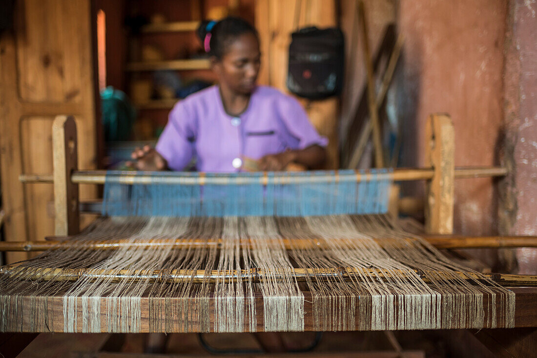 Weben mit Seide, Ambalavao, zentrales Hochland von Madagaskar