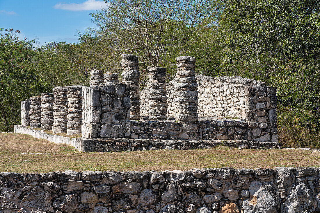 Die Ruinen der postklassischen Maya-Stadt Mayapan, Yucatan, Mexiko, enthielten ungewöhnlich viele Gebäude mit Steinkolonnaden.