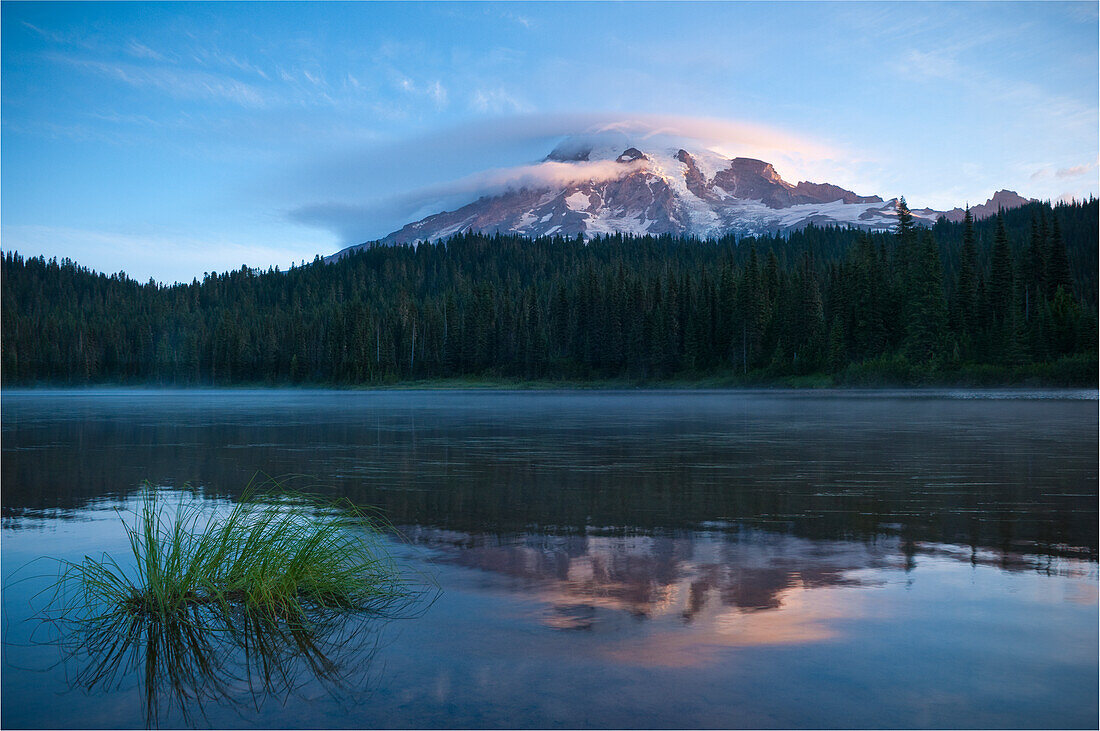 Mount Rainier mit linsenförmiger Wolke vom Reflection Lake aus; Mount Rainier National Park, Washington.