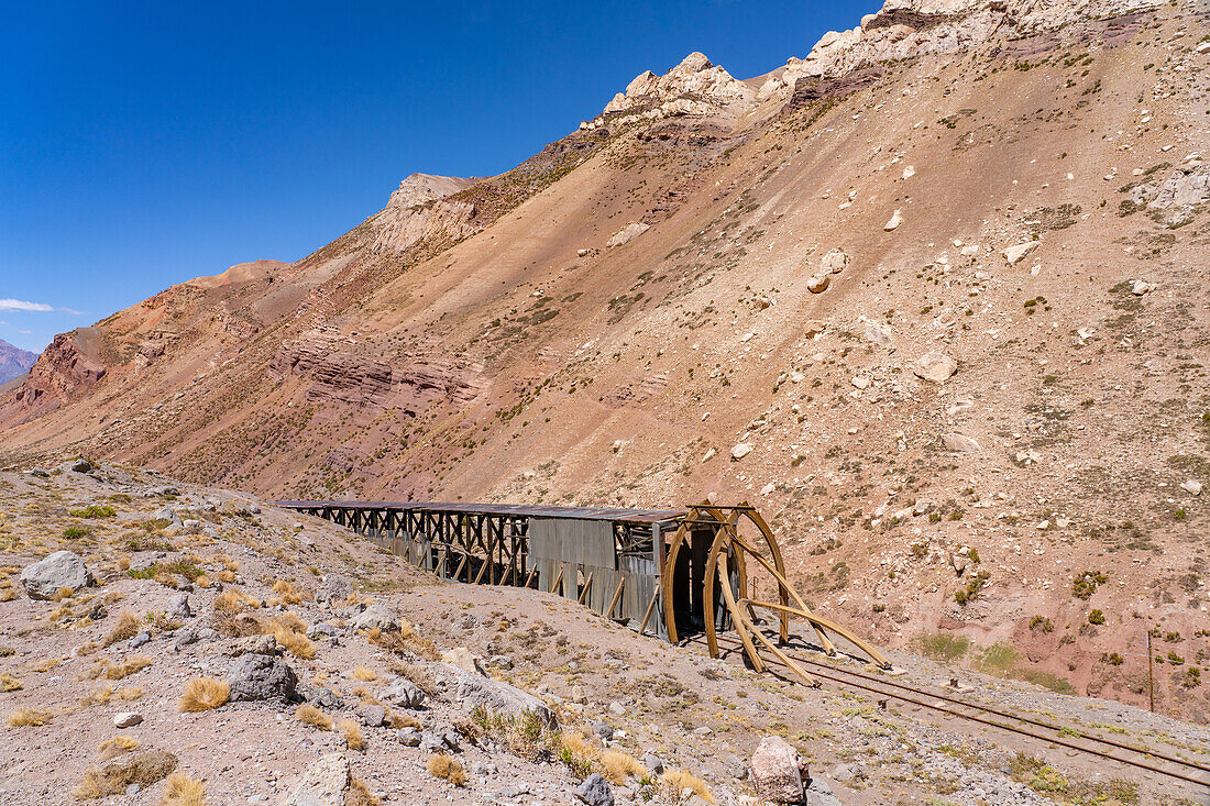 Lawinenschneeschuppen auf der ehemaligen Transandinenbahn bei Puente del Inca in den argentinischen Anden.