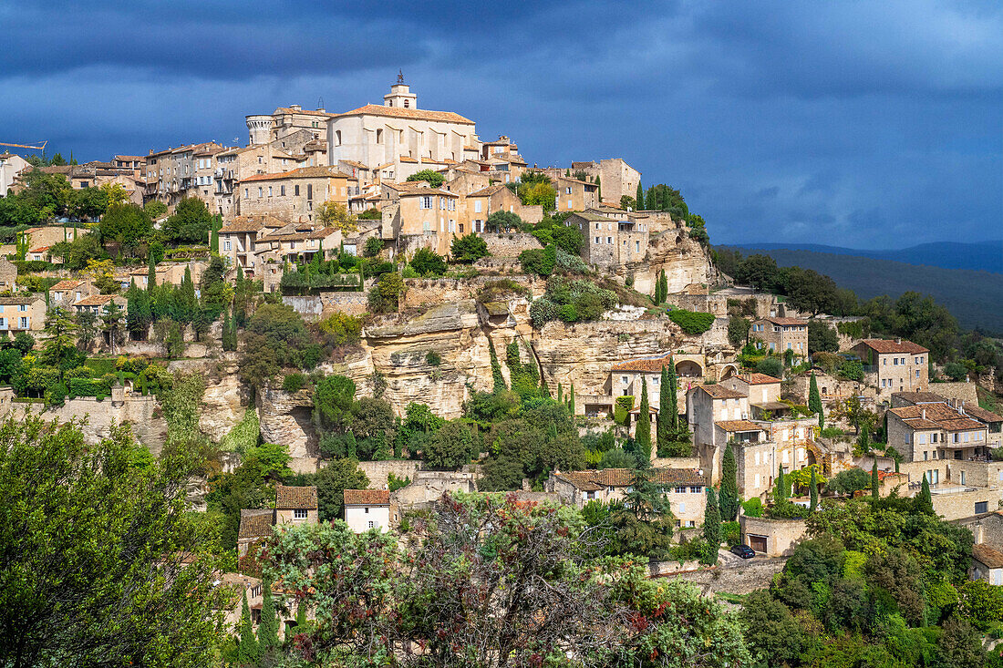 Luftaufnahme über dem Dorf Gordes, Vaucluse, Provence, Frankreich