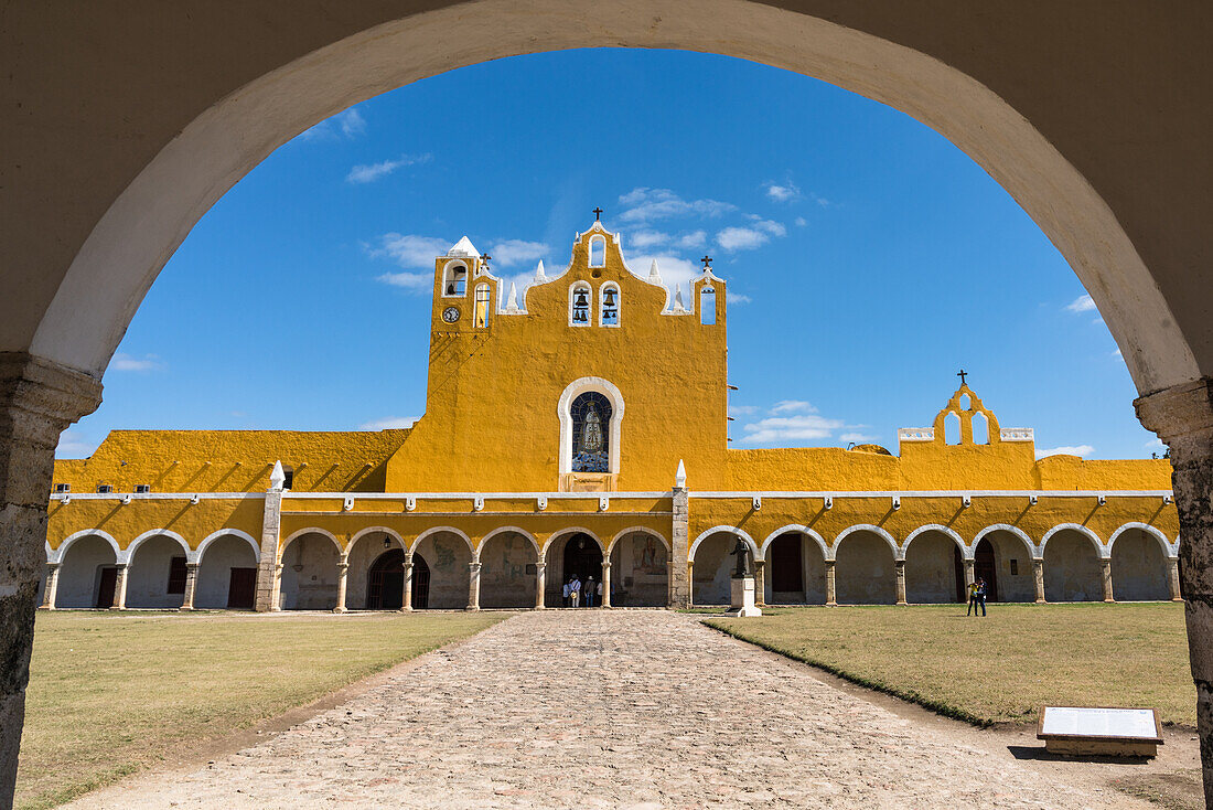 Das Kloster von San Antonio oder Sankt Antonius von Padua wurde 1549 gegründet und 1562 fertiggestellt. Es wurde auf dem Fundament einer großen Maya-Pyramide errichtet. Izamal, Yucatan, Mexiko. Die historische Stadt Izamal gehört zum UNESCO-Weltkulturerbe.