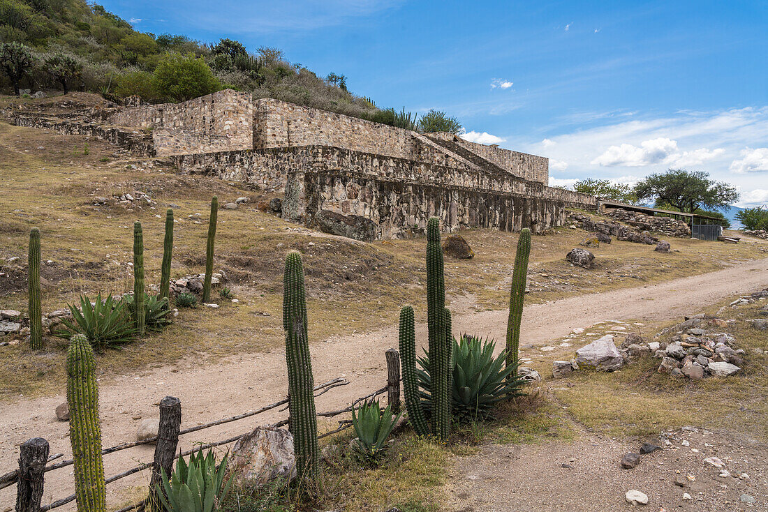 Gebäude A in den Ruinen der prähispanischen Zapotekenstadt Dainzu im Zentraltal von Oaxaca, Mexiko.