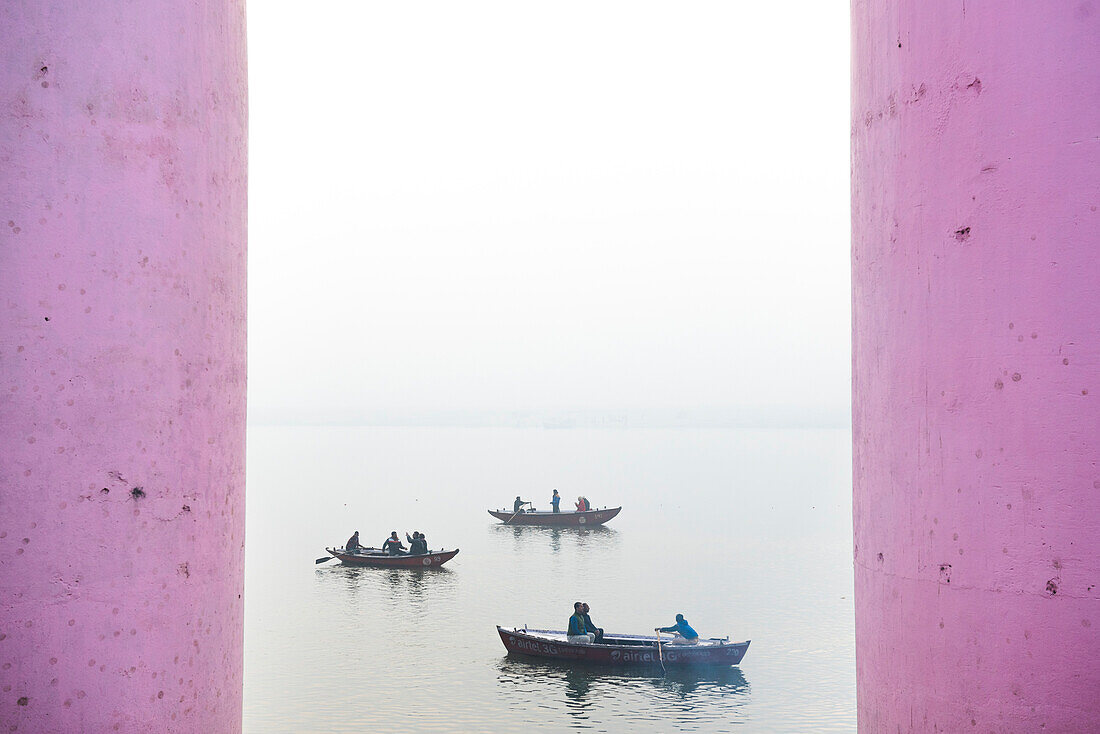 Boote im Nebel bei Sonnenaufgang auf dem Ganges, Varanasi, Uttar Pradesh, Indien