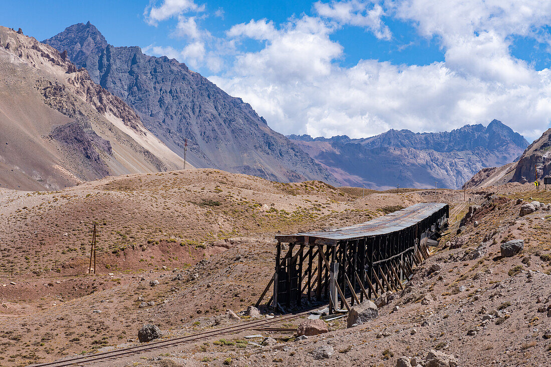 Lawinenschneeschuppen auf der ehemaligen Transandine-Bahn bei Puente del Inca in den argentinischen Anden.