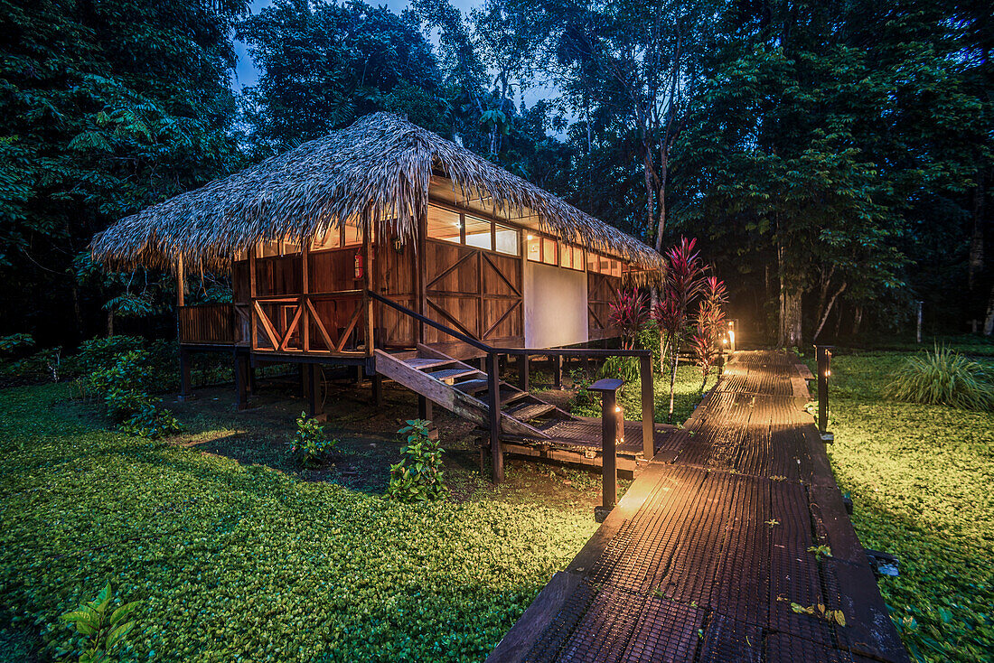 Schlafzimmer in der Sacha Lodge, einer Lodge im Amazonas-Regenwald bei Coca in Euador, Südamerika
