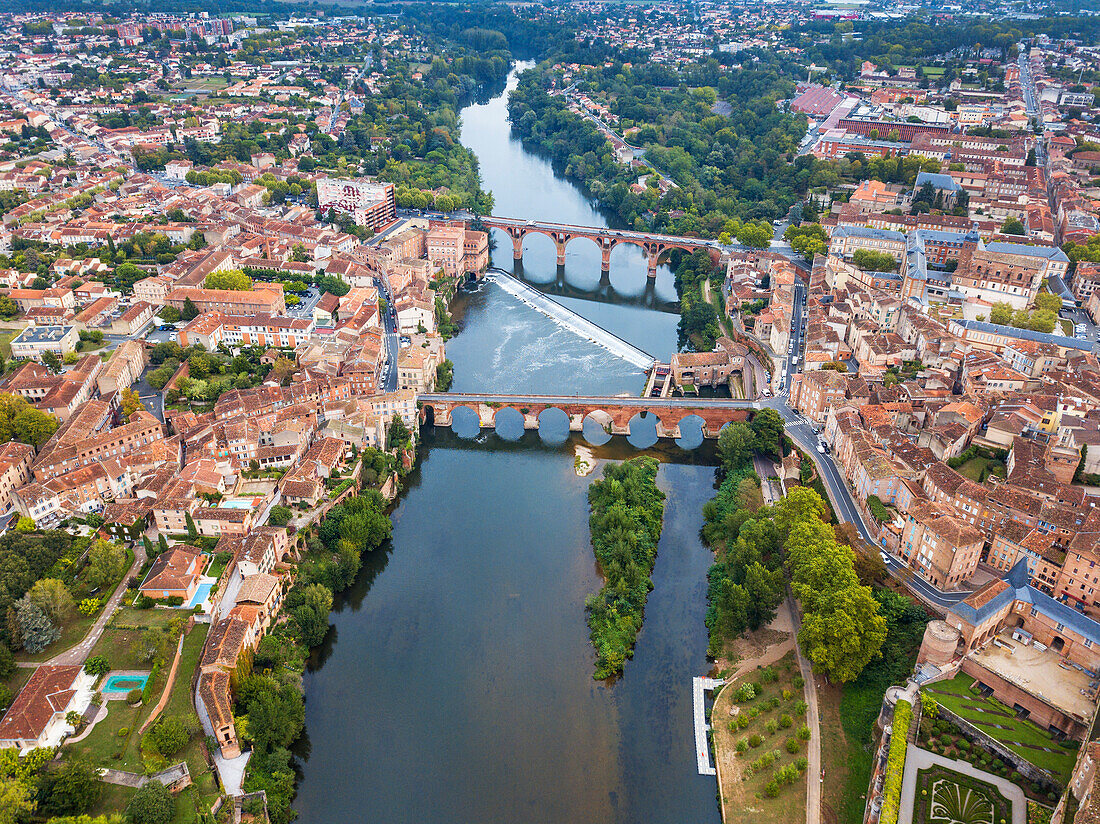 Der Fluss Tarn durchquert die Stadt Albi. Die Brücke Pont Vieux und die Kirche Notre Dame du Breuil im Dorf Tarn, Occitanie Midi Pyrenees Frankreich.