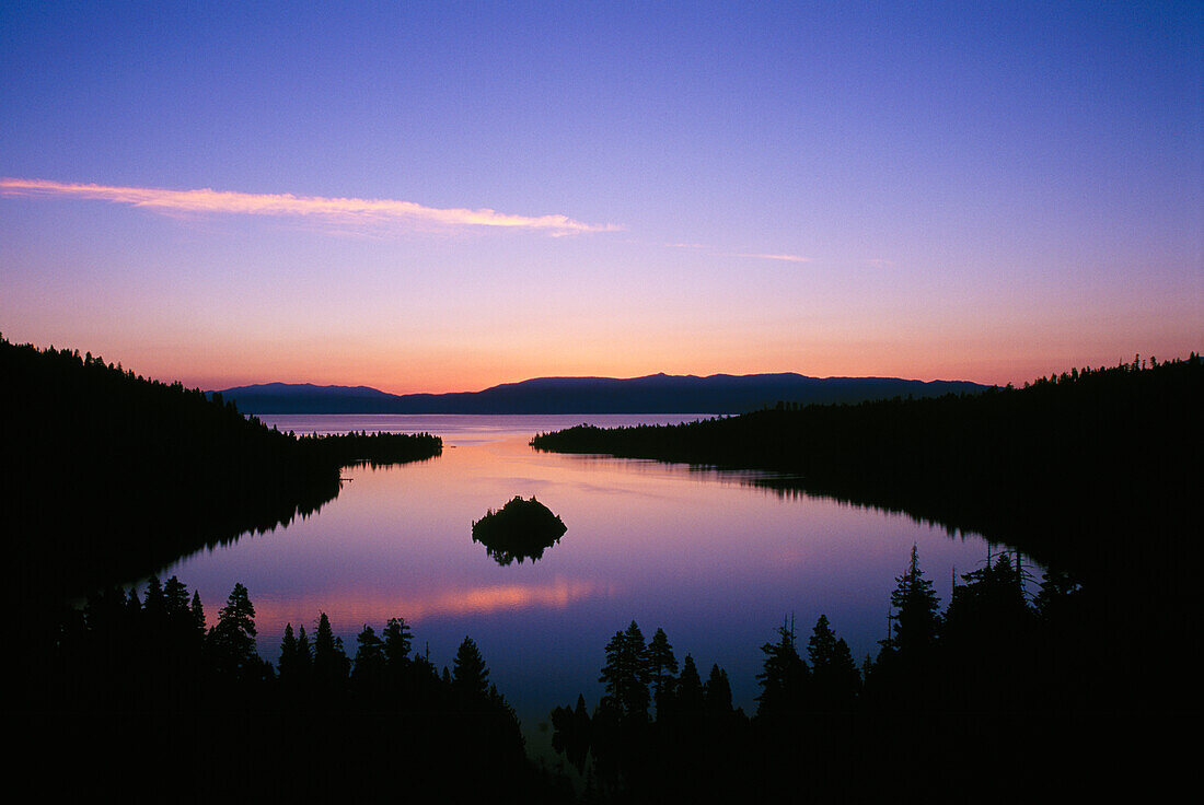 Emerald Bay in der Morgendämmerung; Lake Tahoe, Kalifornien.