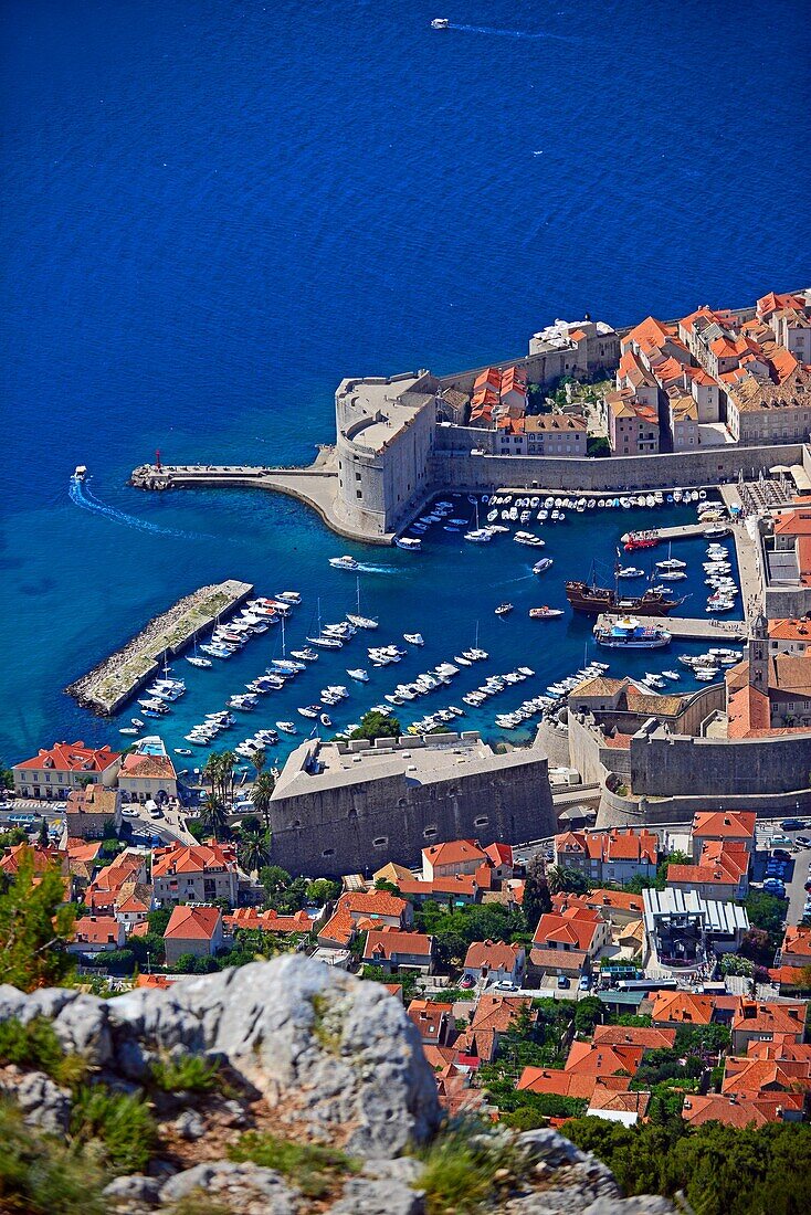 Blick auf den alten Hafen von Dubrovnik von oben, Kroatien