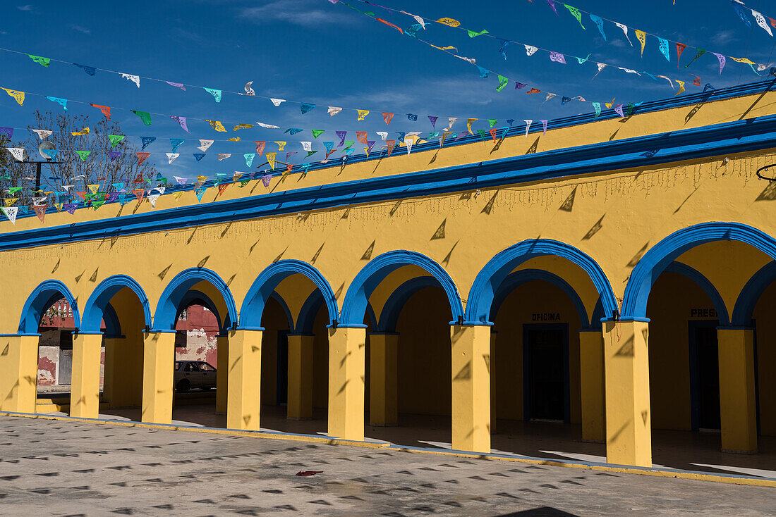 Die bunt bemalten Bögen des Stadtpalastes oder Rathauses in Chapab de las Flores in Yucatan, Mexiko.