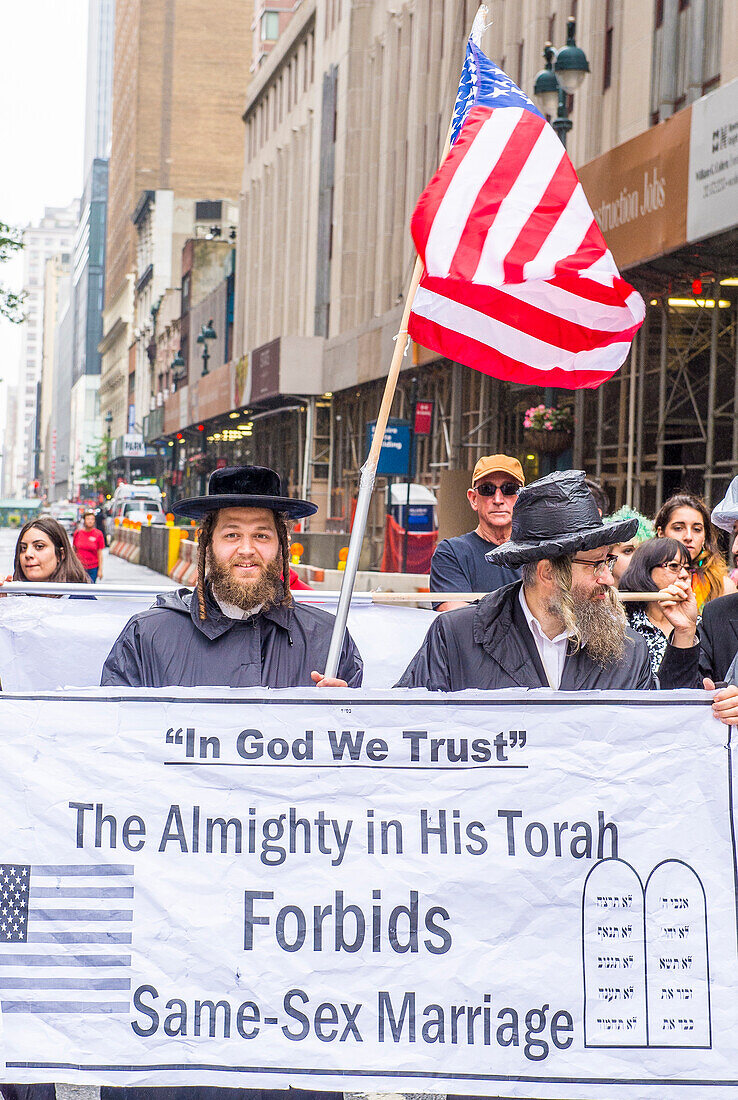Orthodoxe Juden protestieren erneut gegen die Gay Pride Parade in New York. Die Parade findet zwei Tage nach der Entscheidung des Obersten Gerichtshofs der Vereinigten Staaten statt, die Homo-Ehe zuzulassen.