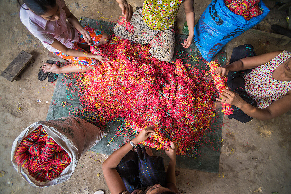 Herstellung von Gummibändern auf der Insel Bilugyun (auch bekannt als Bilu Kyun oder Ogre Island), Mawlamyine, Mon State, Myanmar (Burma)