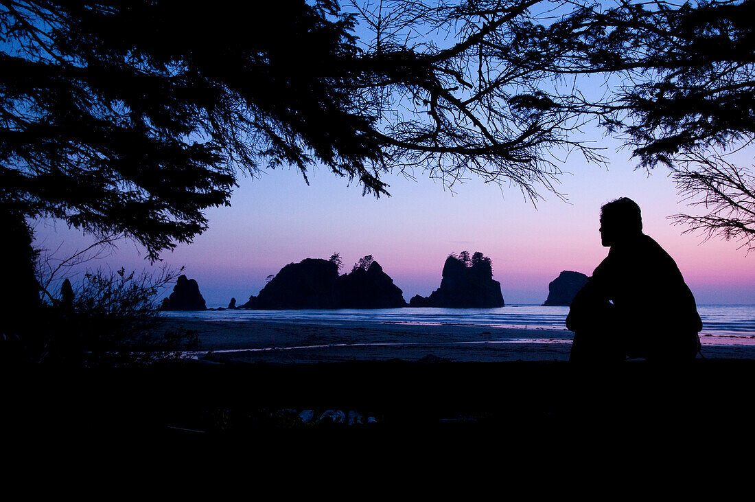 Camping am Shi Shi Beach und Point of Arches, Olympic National Park, Washington.
