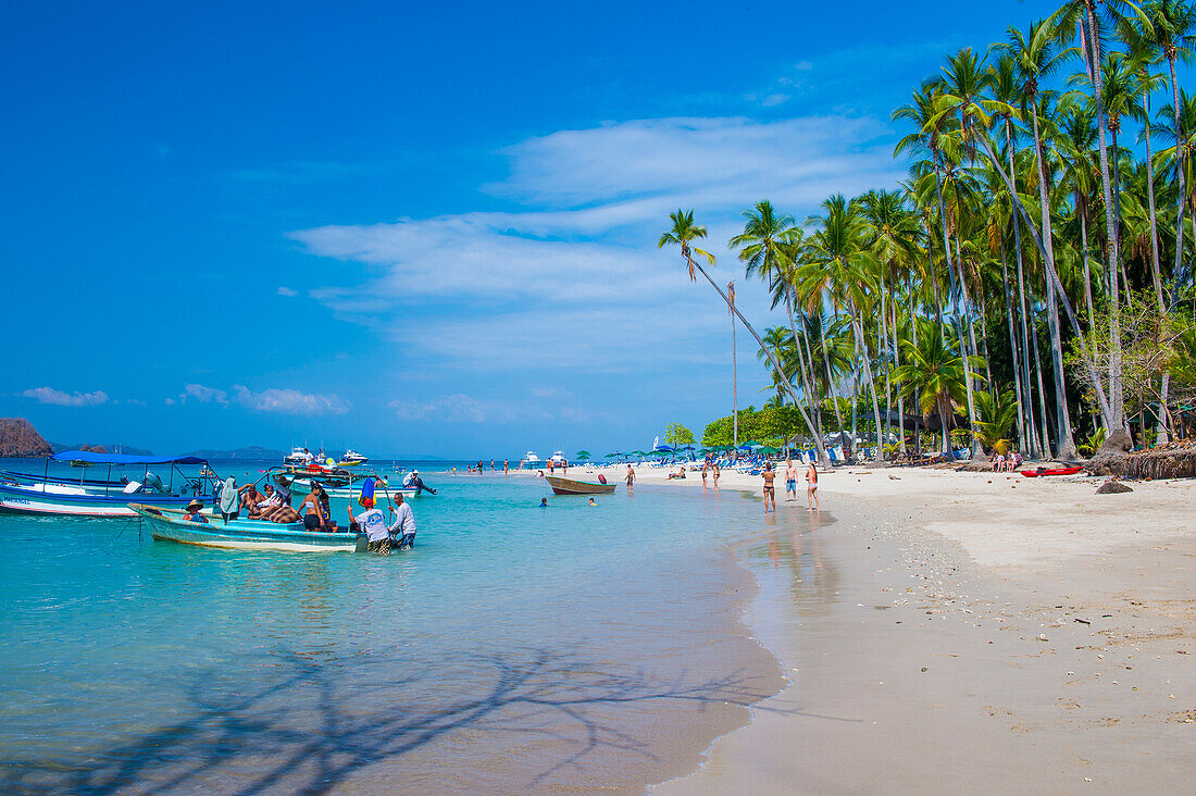 Tropischer Strand auf der Insel Tortuga in Costa Rica. Die Insel ist etwa 300 Hektar groß und umfasst Wälder und Strände