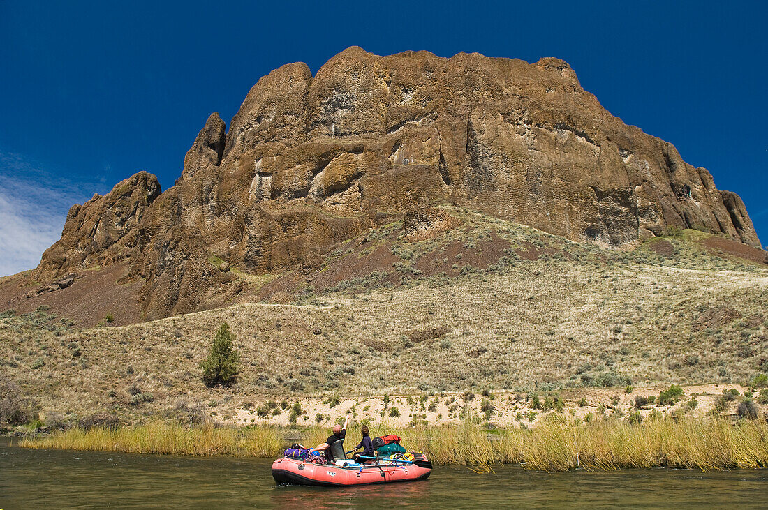 Flößer betrachten eine Felsformation auf dem John Day River, Oregon.