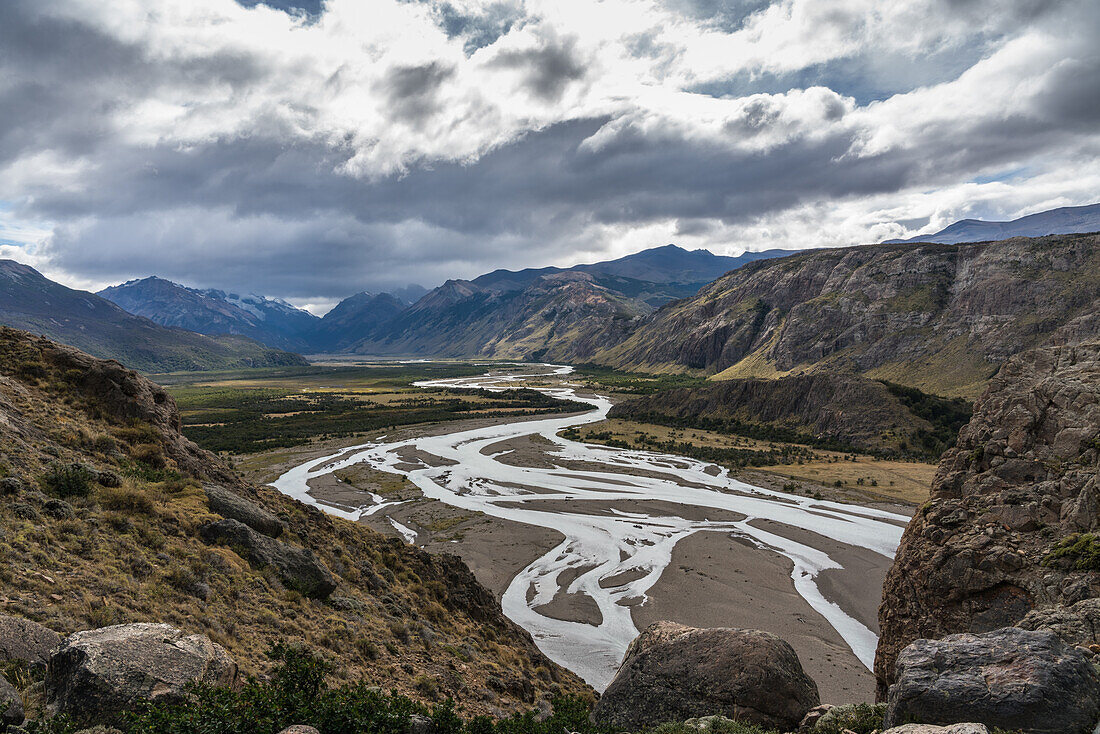 Der Rio de las Vueltas, die Grenze des Nationalparks Los Glaciares bei El Chalten, Argentinien. Ein UNESCO-Weltnaturerbe in der Region Patagonien in Südamerika. Auf der anderen Seite des Flusses befindet sich der Cordon de los Condores. Auf der linken Seite befindet sich der Cordon de Bosque.