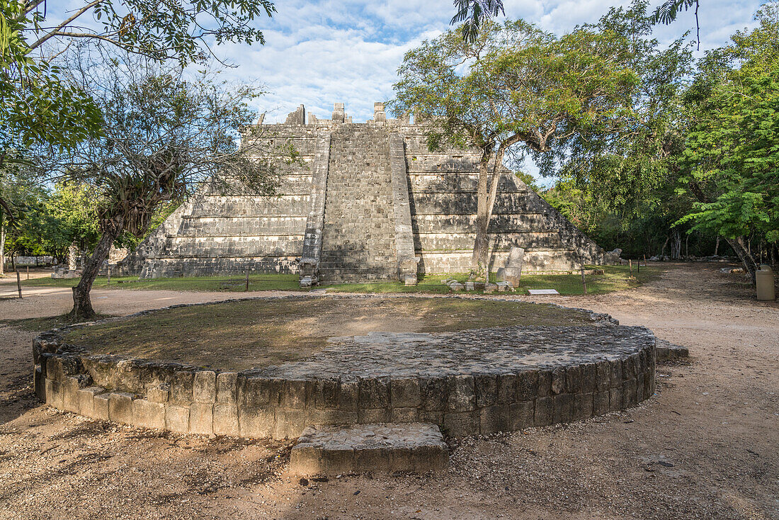 Die runde Plattform und der Ossuary-Tempel oder Osario in den Ruinen der großen Maya-Stadt Chichen Itza, Yucatan, Mexiko. Die prähispanische Stadt Chichen-Itza gehört zum UNESCO-Weltkulturerbe.