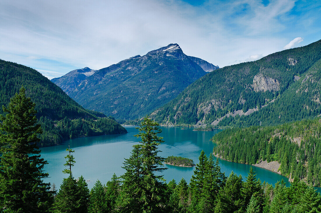 Diablo Lake und Davis Peak, vom Diable Lake Overlook, Ross Lake National Recreation Area, North Cascades, Washington.