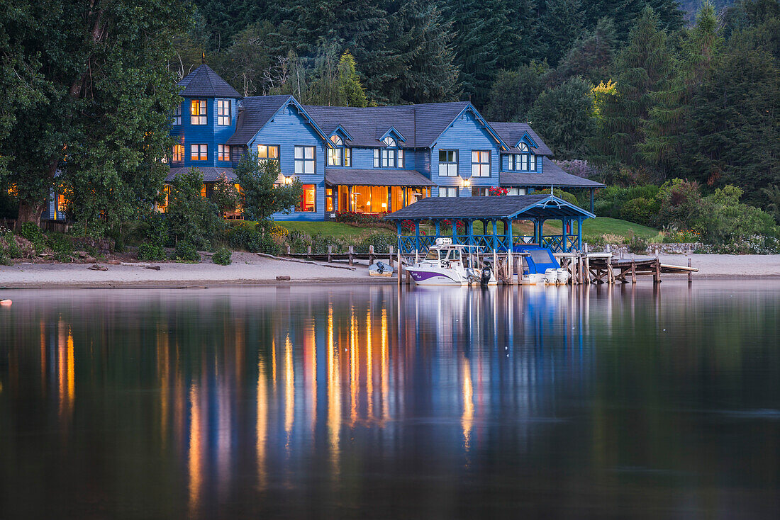 Las Balsas Gourmet Hotel und Spa bei Nacht, Villa la Angostura, Neuquen, Patagonien, Argentinien