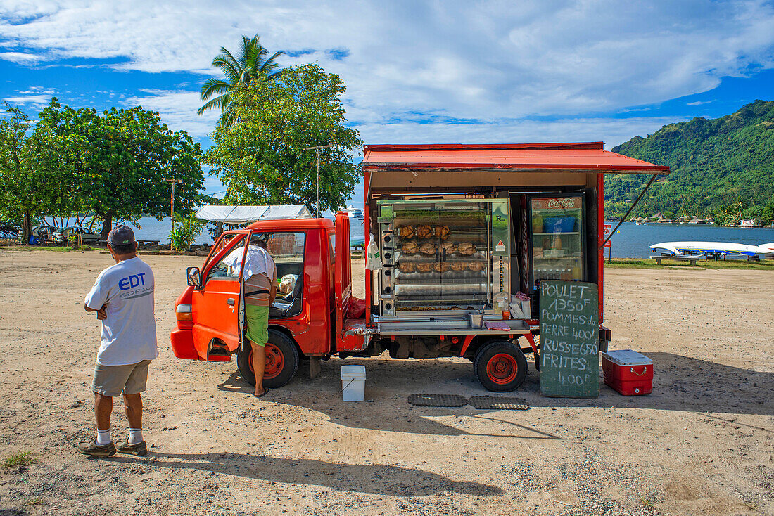 Lastwagen mit Hühnerfleisch in Moorea, Französisch-Polynesien, Gesellschaftsinseln, Südpazifik. Cook's Bay.