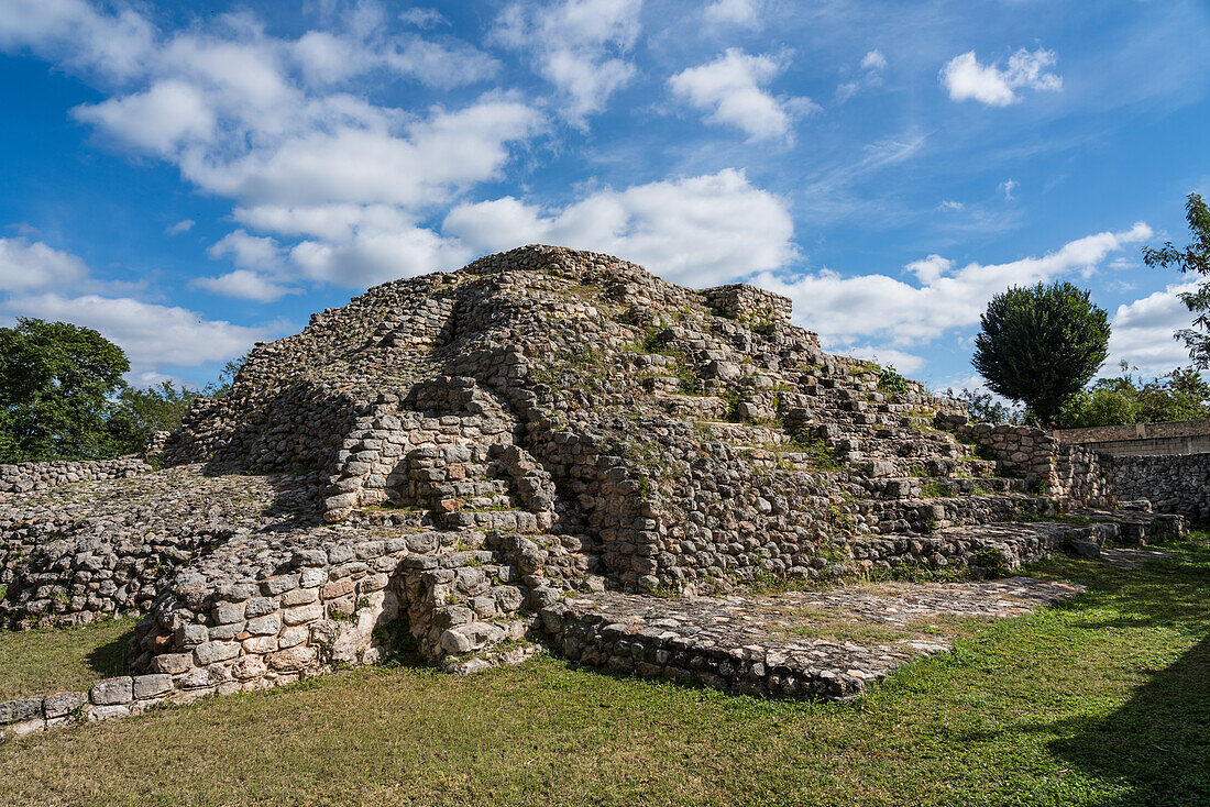 Die Ruinen einer Maya-Pyramide am Stadtplatz in Acanceh, Yucatan, Mexiko.