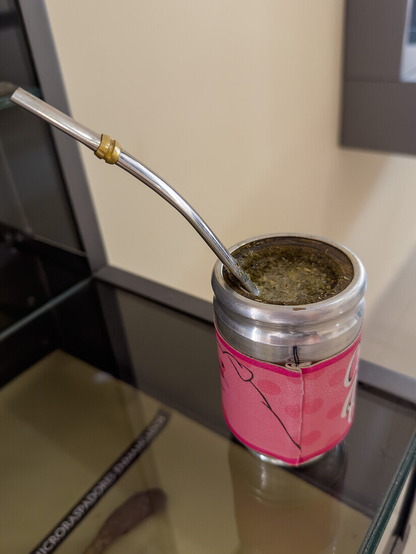 Eine Tasse Mate-Tee, das Nationalgetränk Argentiniens, mit einem Bombilla-Strohhalm aus Metall in Calingasta, Provinz San Juan, Argentinien.