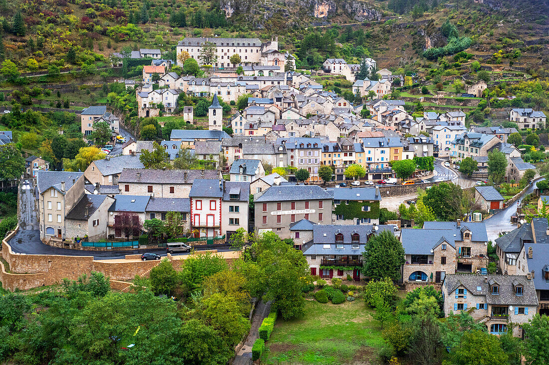 Sainte-Enimie in den Gorges du Tarn. UNESCO-Welterbe. Regionaler Naturpark Grands Causses. Lozere. Okzitanien. Frankreich. Bezeichnung "Les Plus Beaux Villages de France" oder "Die schönsten Dörfer Frankreichs".