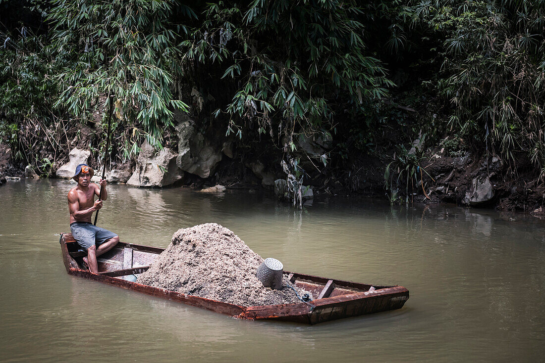 Boot mit Sand aus der Sungai-Angek-Höhle bei Bukittinggi, West-Sumatra, Indonesien